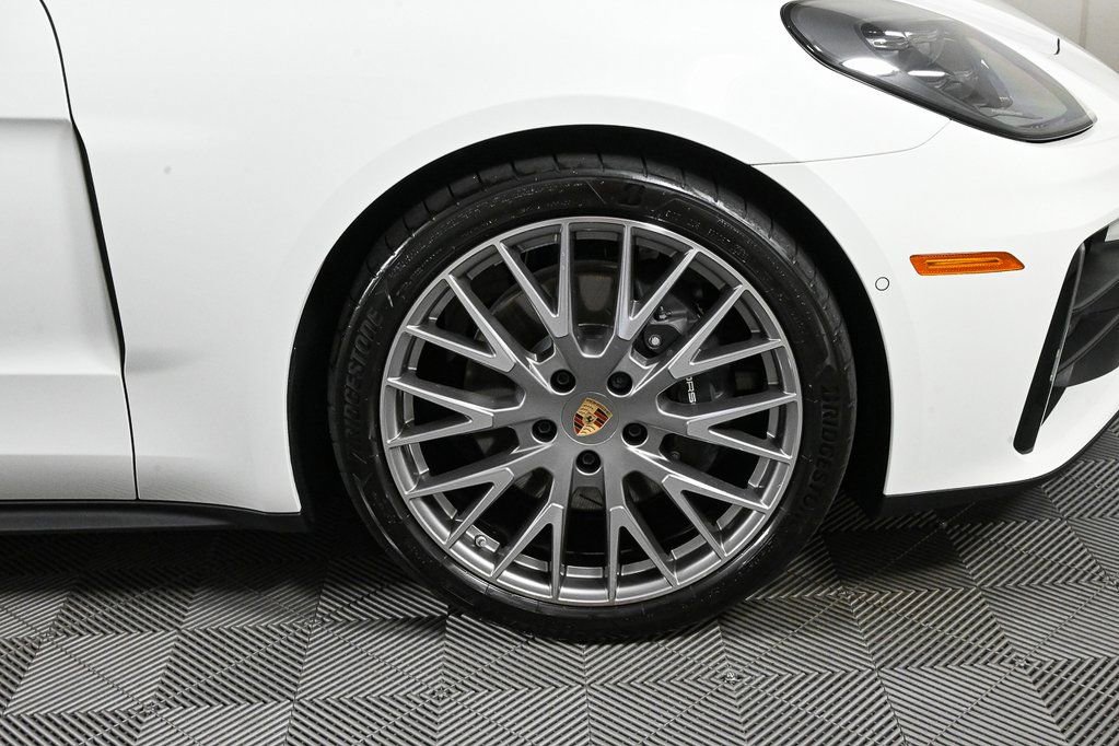 Used 2025 Porsche Panamera RWD image 40
