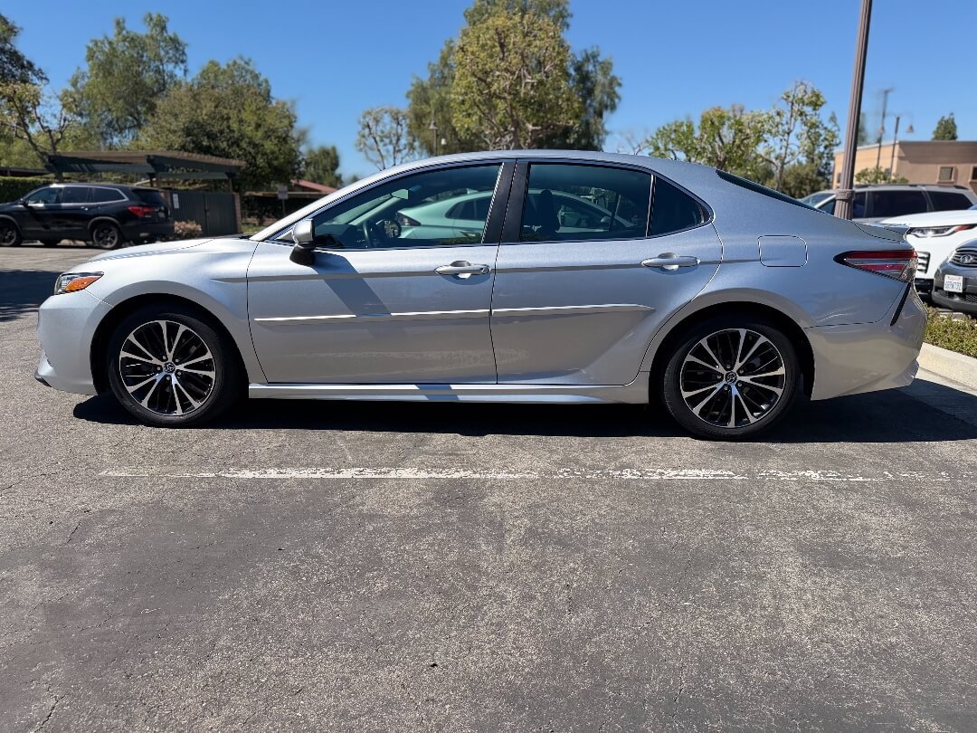 Used 2018 Toyota Camry SE FWD image 2