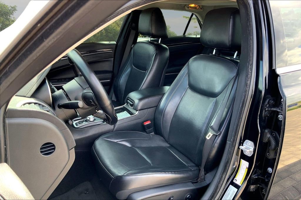 Used 2017 Chrysler 300 C w/ Safetytec Plus Group RWD image 20