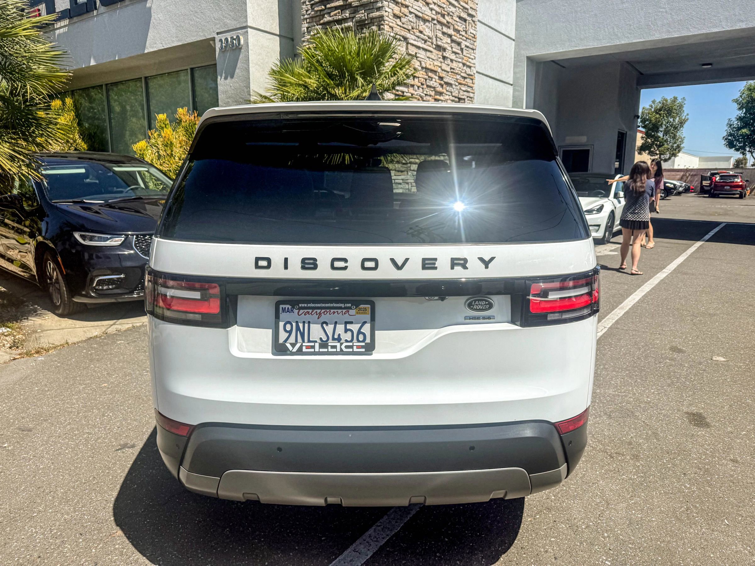 Used 2020 Land Rover Discovery HSE image 12