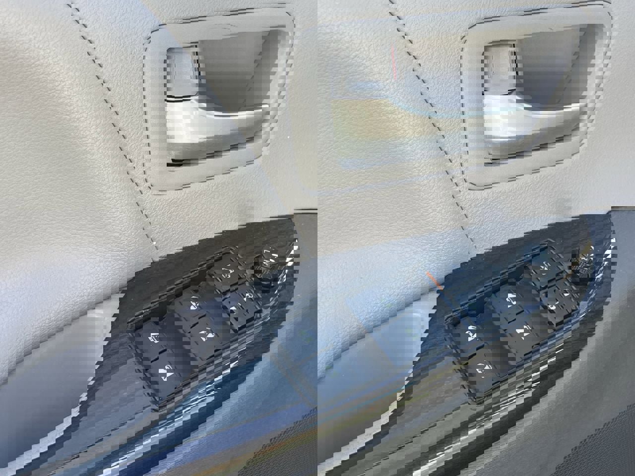 Used 2018 Toyota Sienna XLE Premium w/ Carpet Mat Package image 14