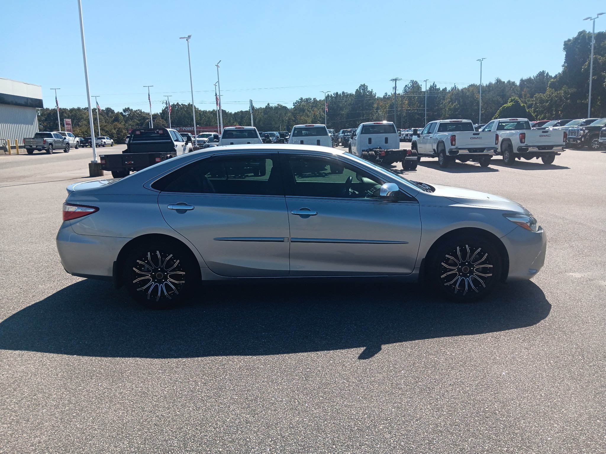 Used 2015 Toyota Camry SE FWD image 9