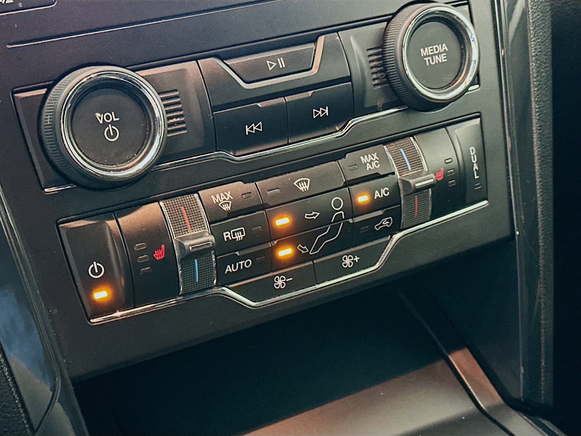 Used 2018 Ford Explorer XLT w/ Equipment Group 202A image 22