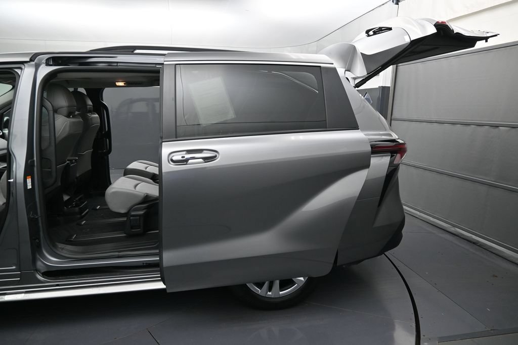 Used 2026 Toyota Sienna XLE FWD image 13