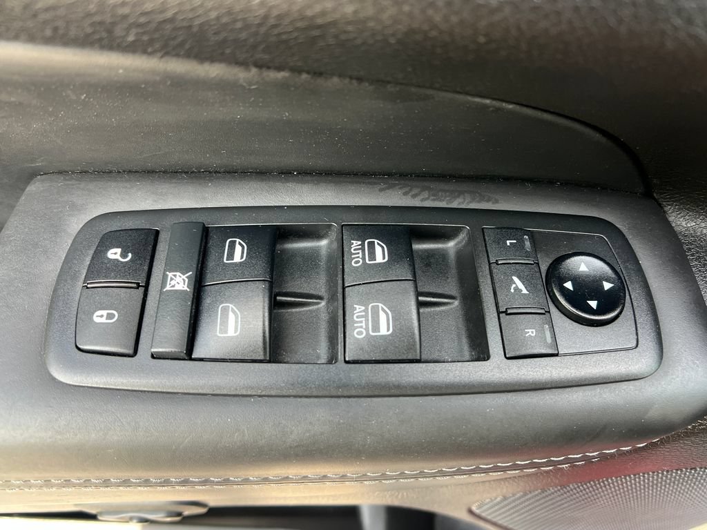 Used 2019 Jeep Grand Cherokee Overland AWD/4WD image 12