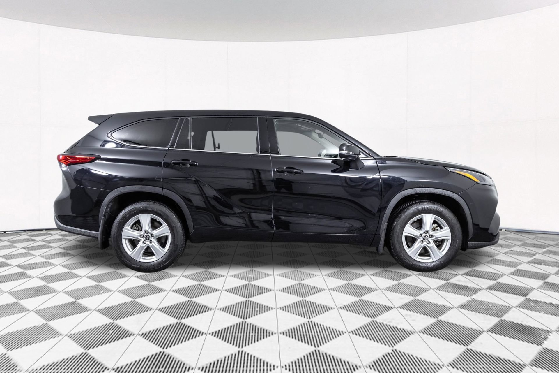 Used 2022 Toyota Highlander LE AWD/4WD image 20