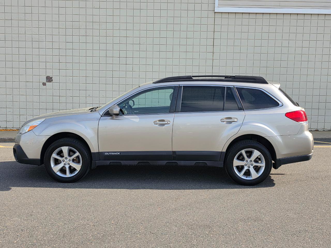 Used 2014 Subaru Outback 2.5i Limited w/ Moonroof Package AWD/4WD image 4