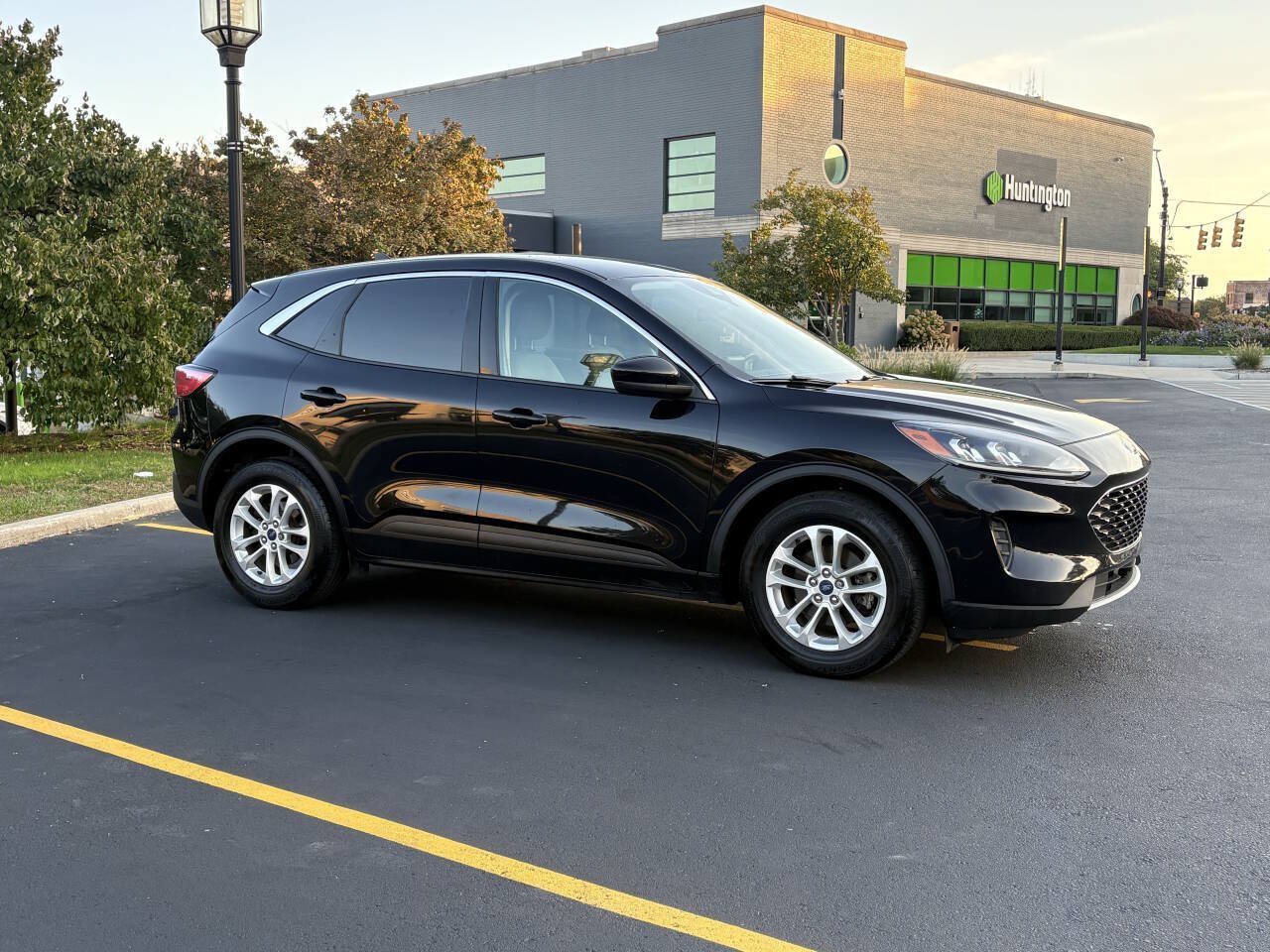 Used 2020 Ford Escape SE FWD image 34