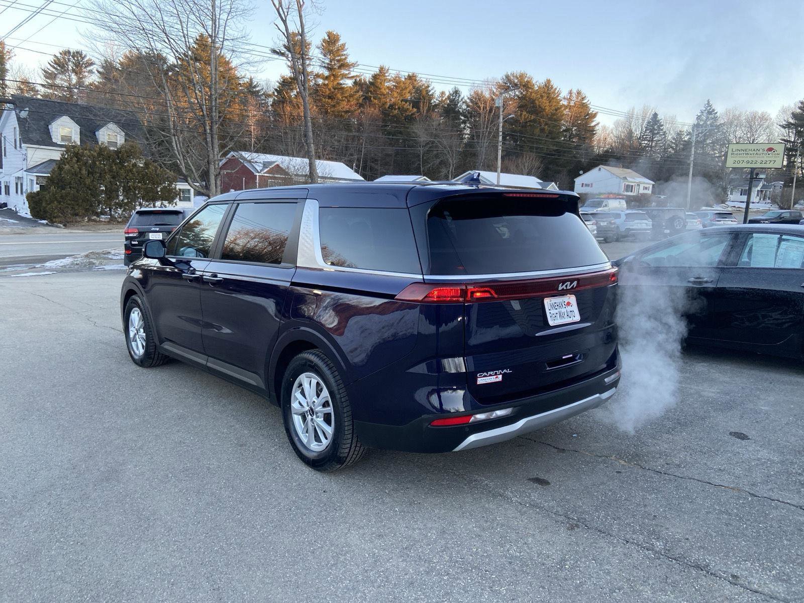 Used 2024 Kia Carnival LX image 3