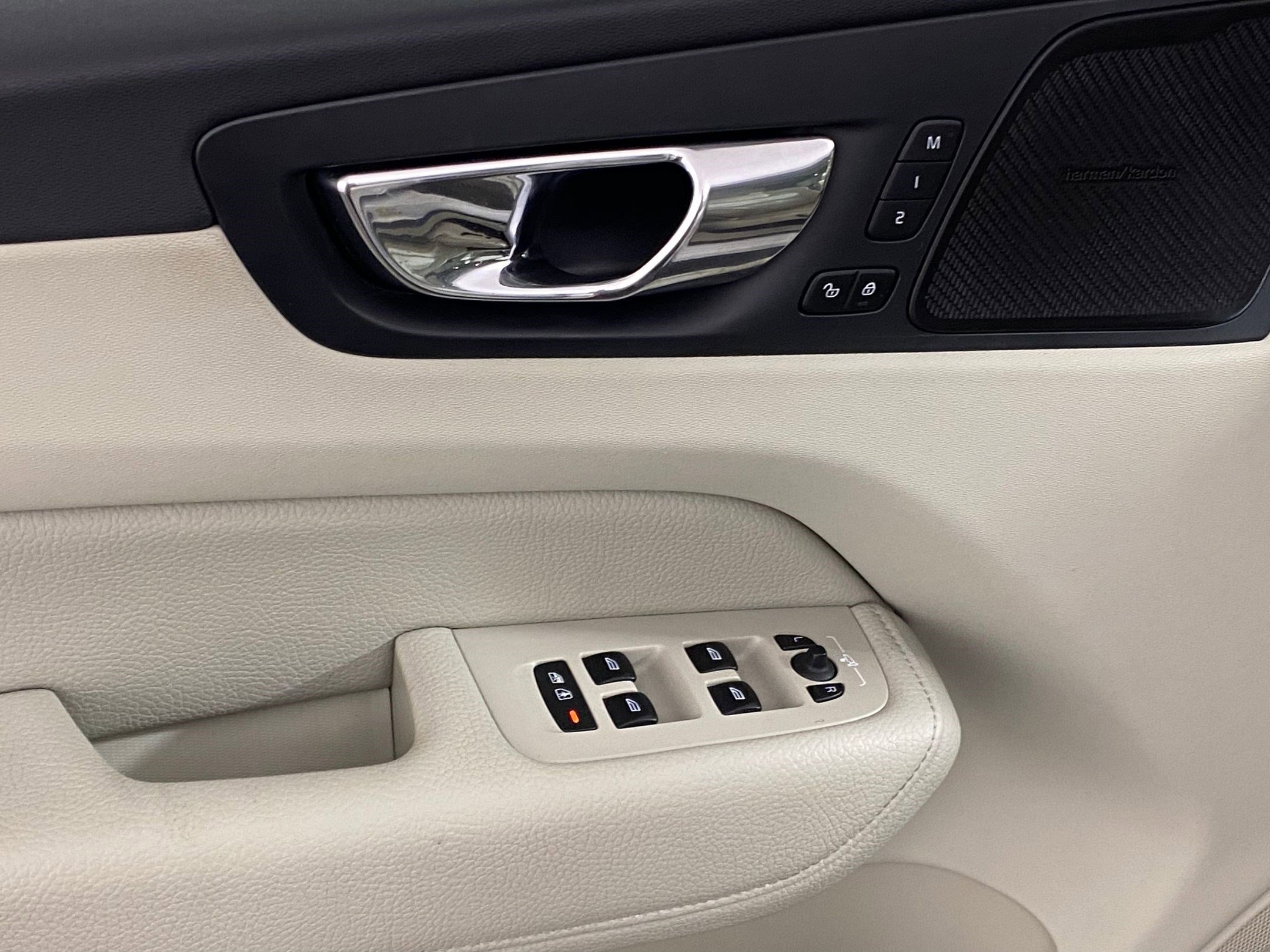 Used 2019 Volvo XC60 T8 Momentum w/ Advanced Package image 24