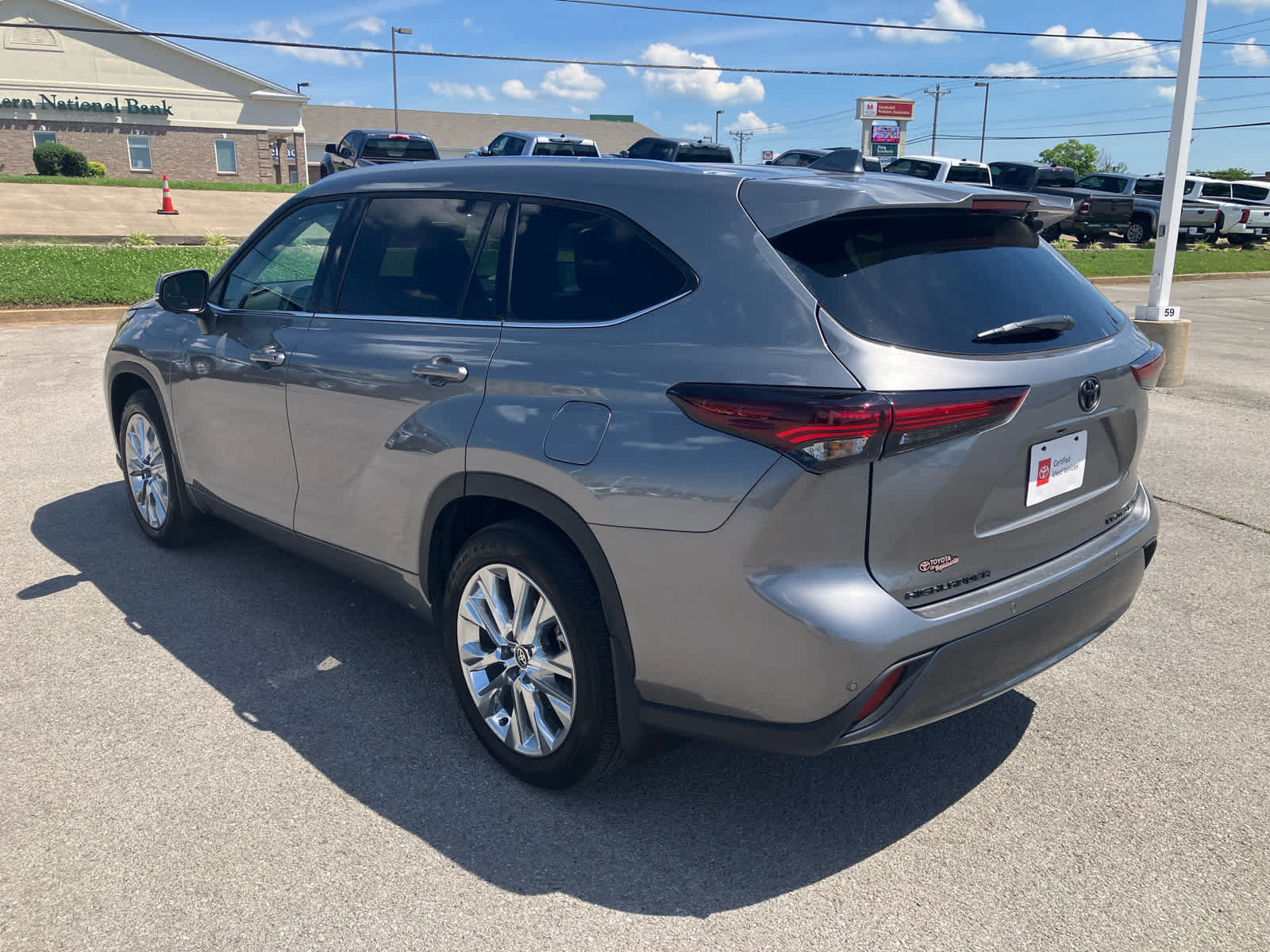 Certified 2025 Toyota Highlander Limited AWD/4WD image 6