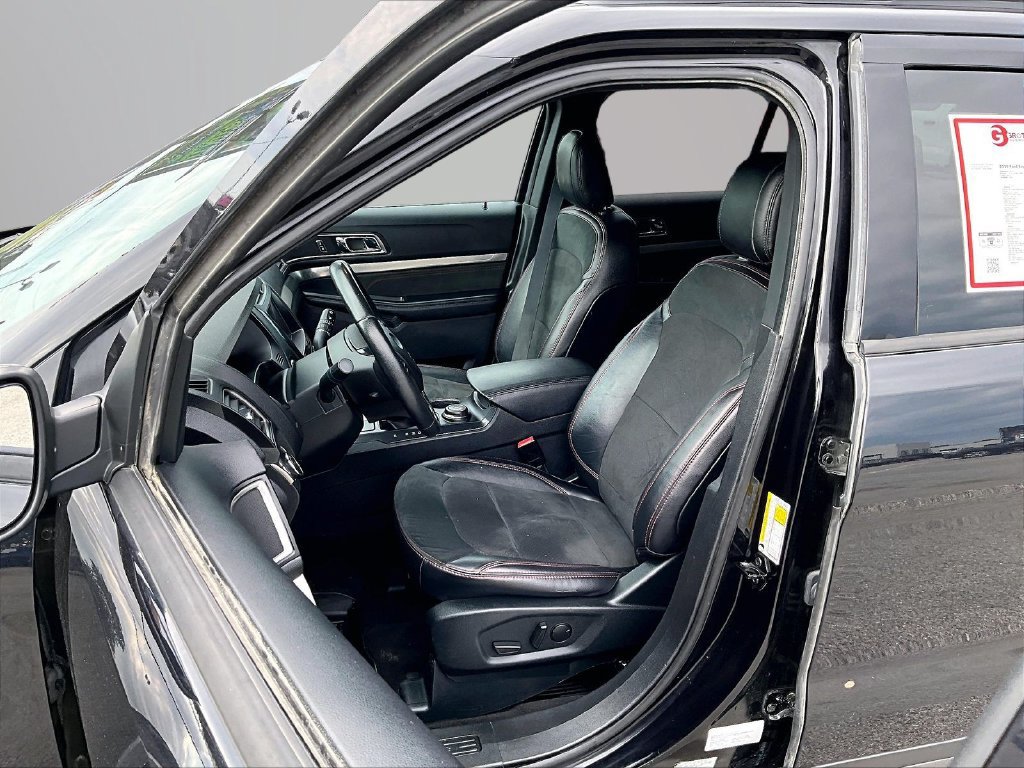 Used 2019 Ford Explorer XLT w/ XLT Sport Appearance Package AWD/4WD image 26