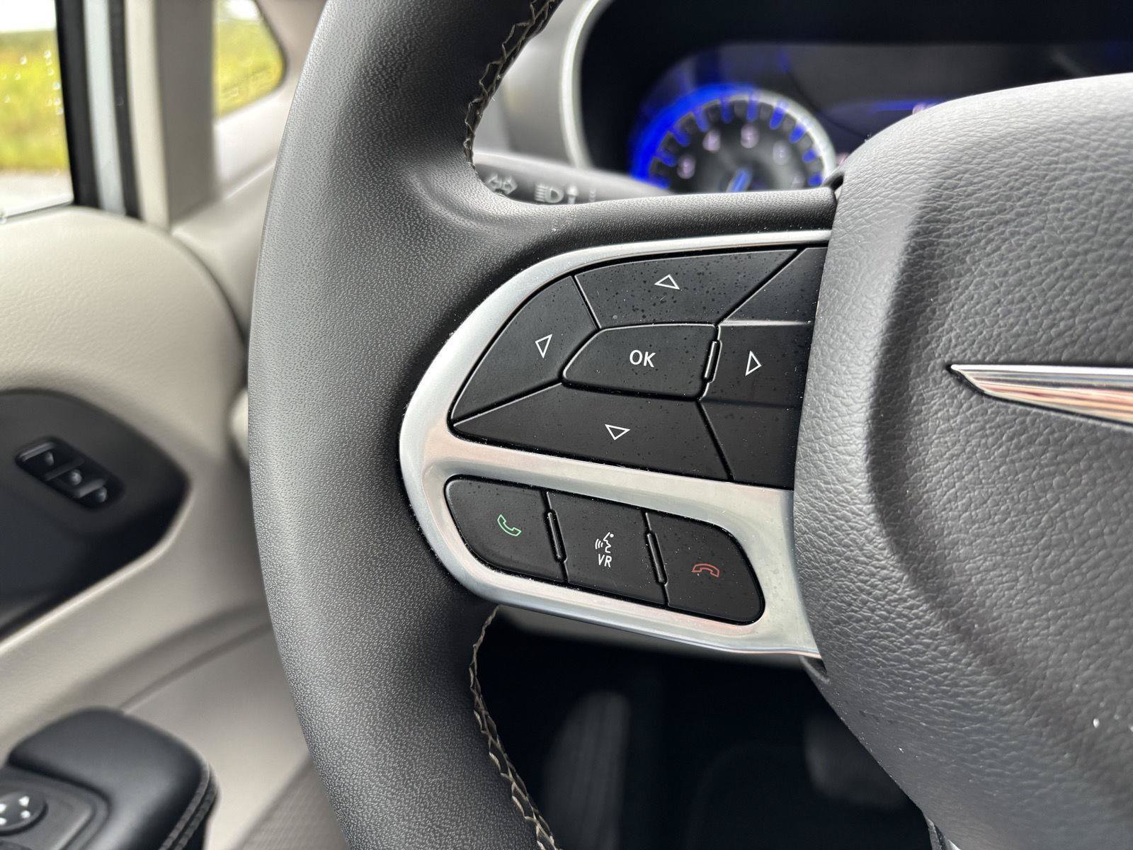 Used 2024 Chrysler Pacifica Touring-L FWD image 22