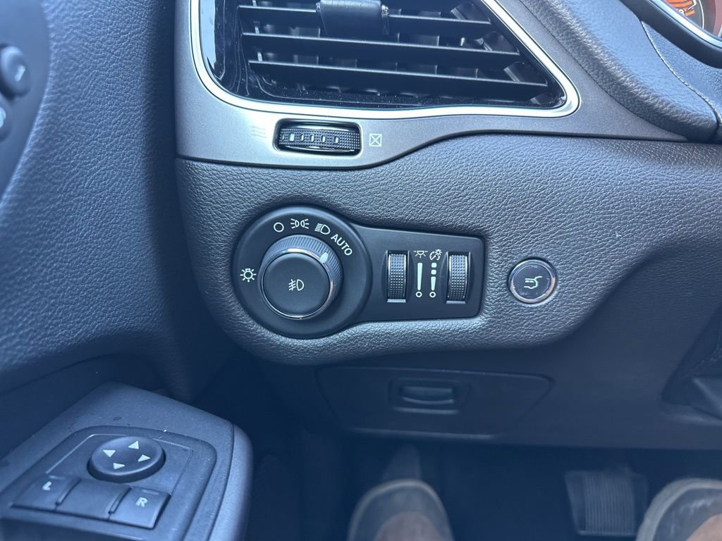 Used 2019 Jeep Cherokee Limited image 17