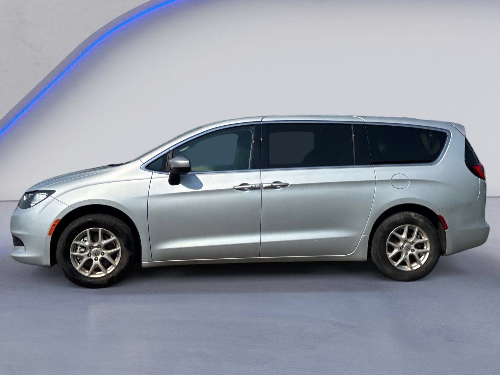 Used 2022 Chrysler Voyager LX FWD image 3