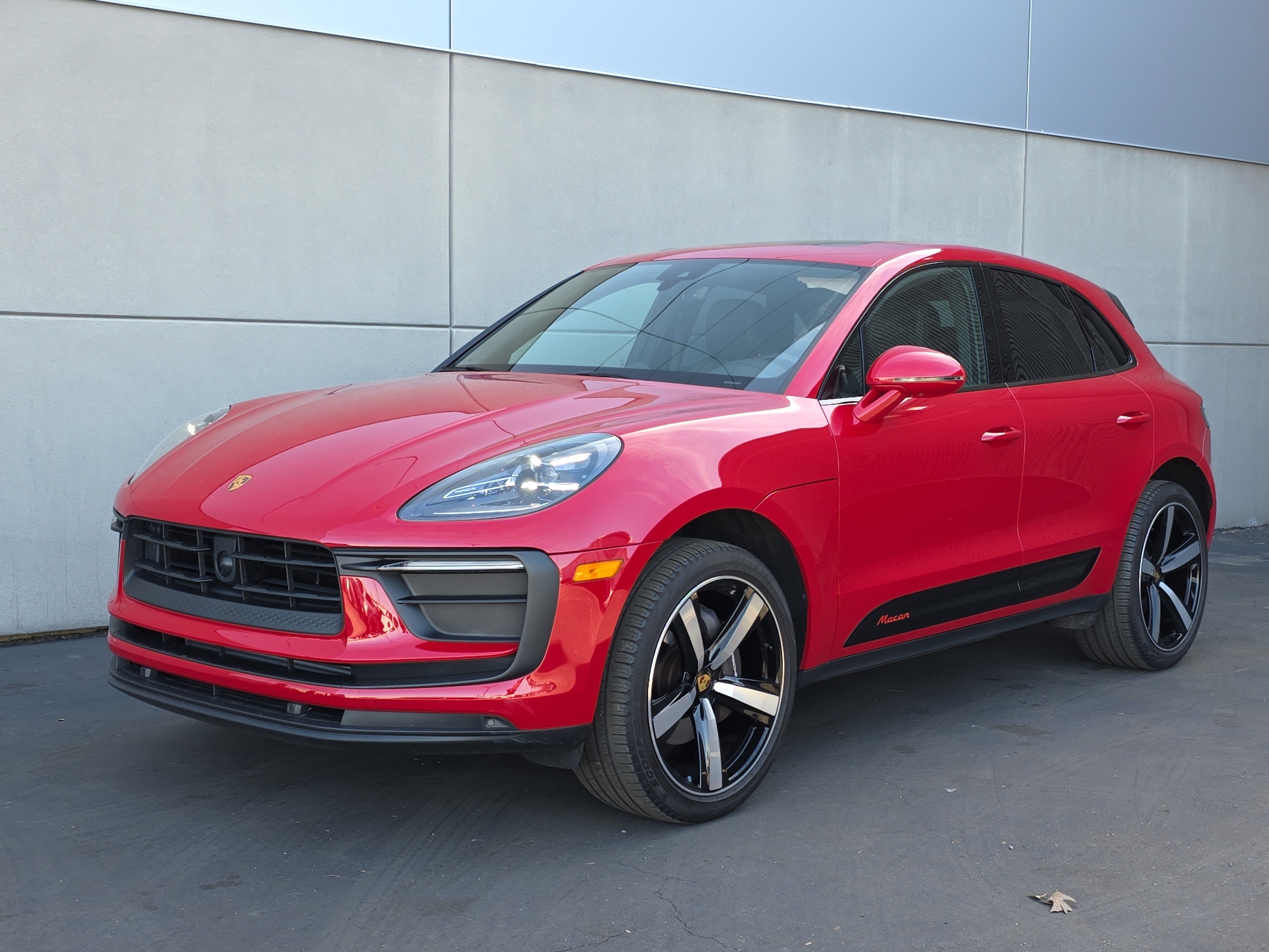 Certified 2024 Porsche Macan image 1