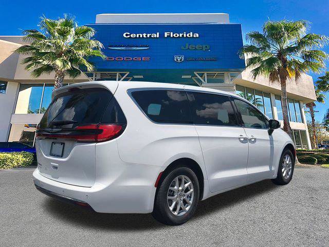 Certified 2023 Chrysler Pacifica Touring-L FWD image 5