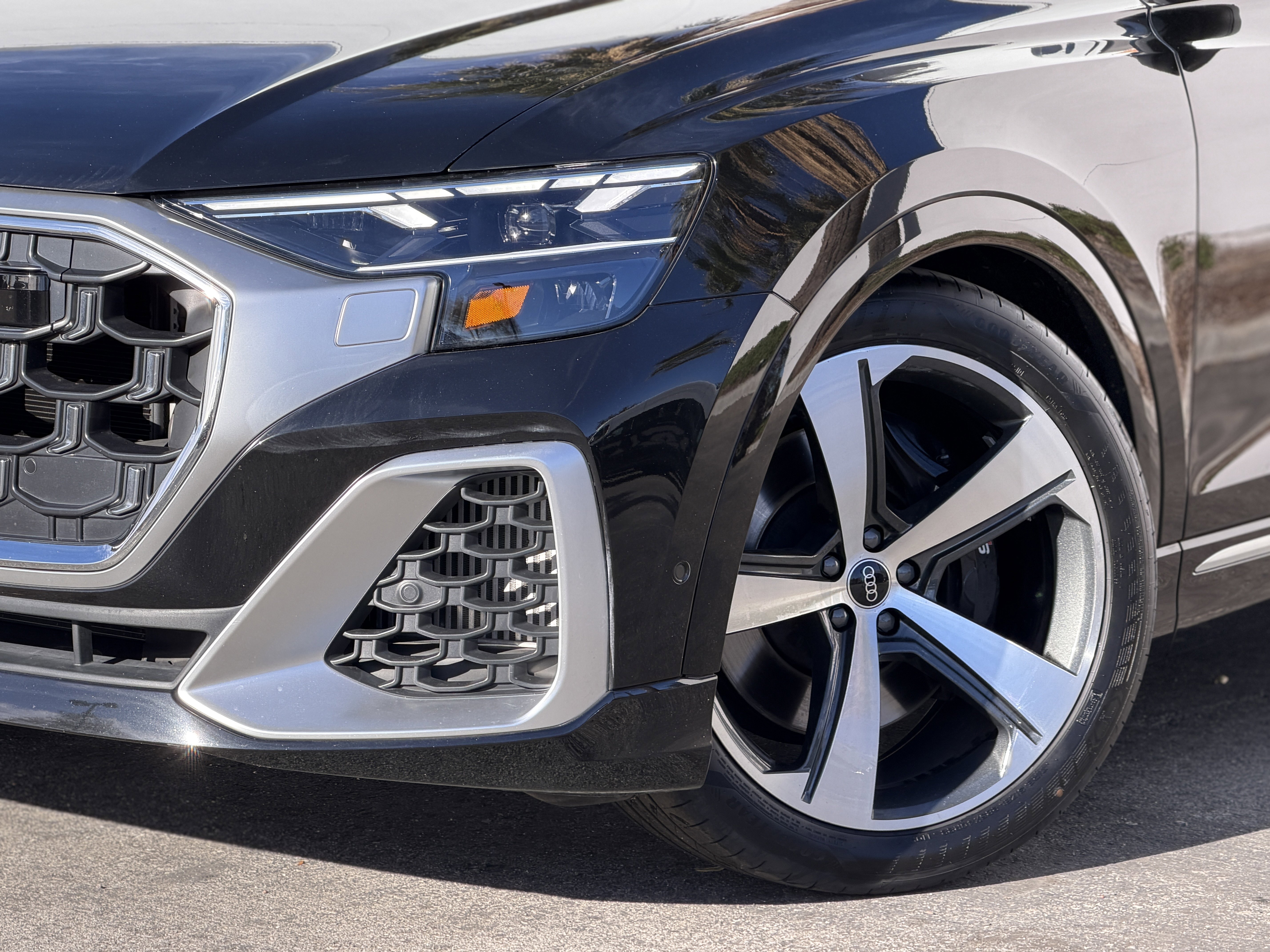 Used 2024 Audi SQ8 Premium Plus w/ Executive Package image 4