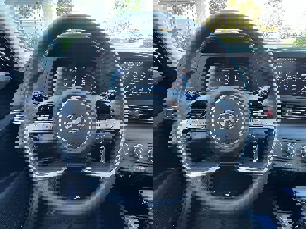 Used 2025 Hyundai Elantra SE image 15