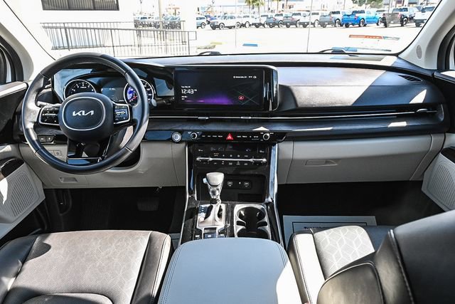Used 2023 Kia Carnival EX image 13