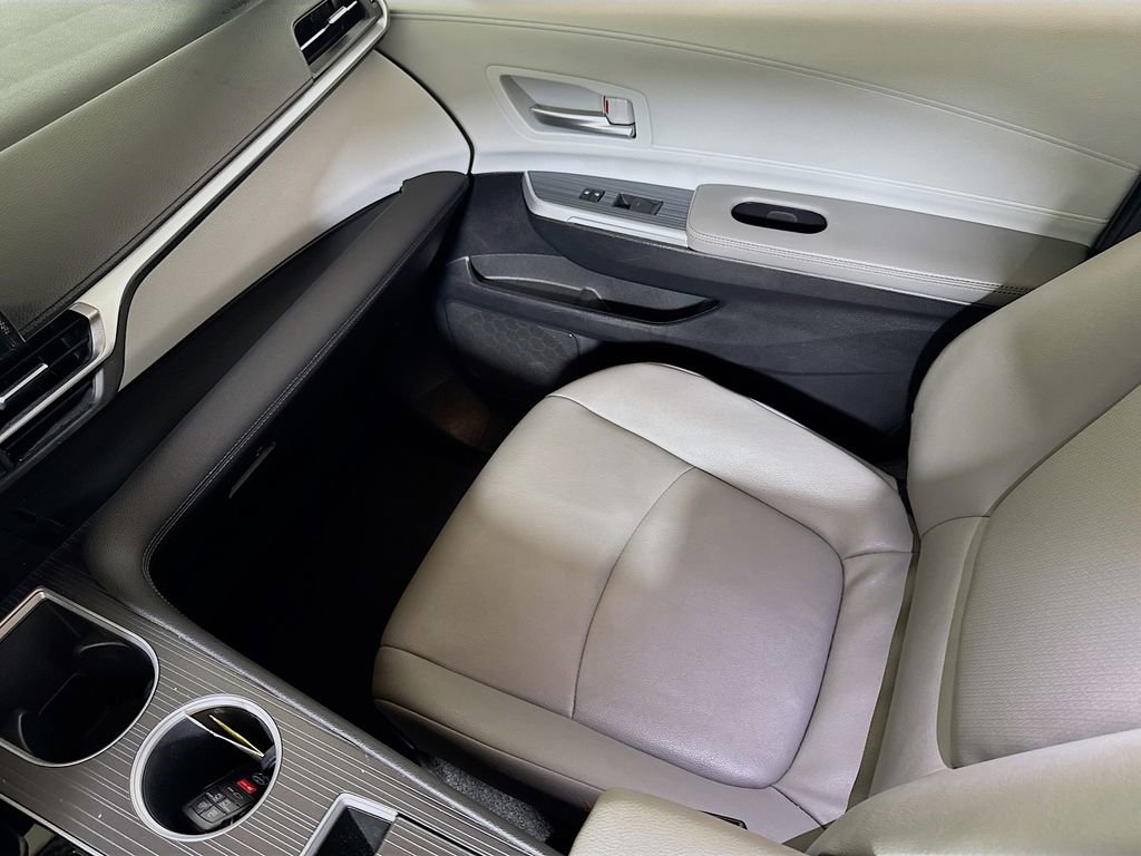 Used 2025 Toyota Sienna XLE image 22