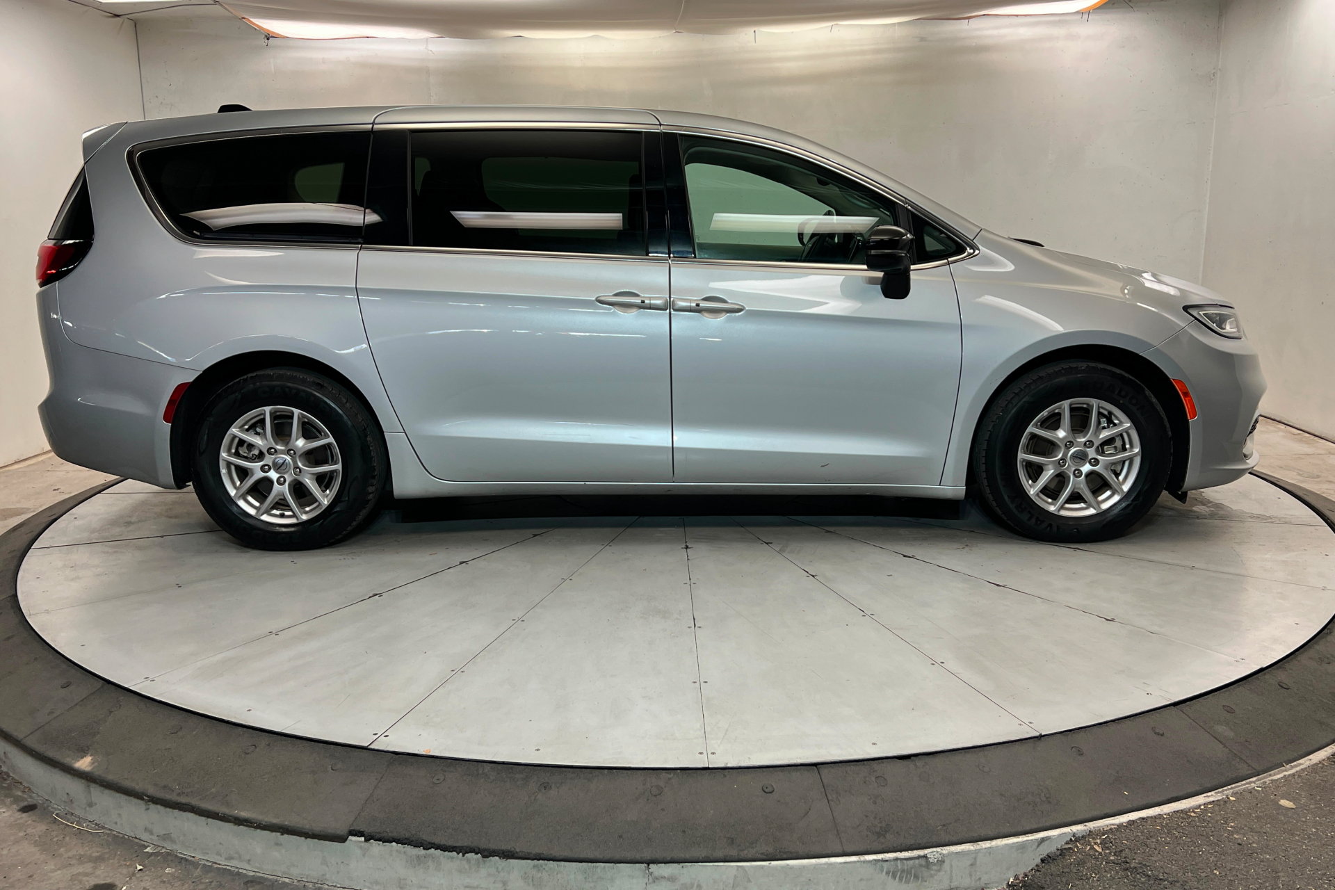 Used 2024 Chrysler Pacifica Touring-L FWD image 6