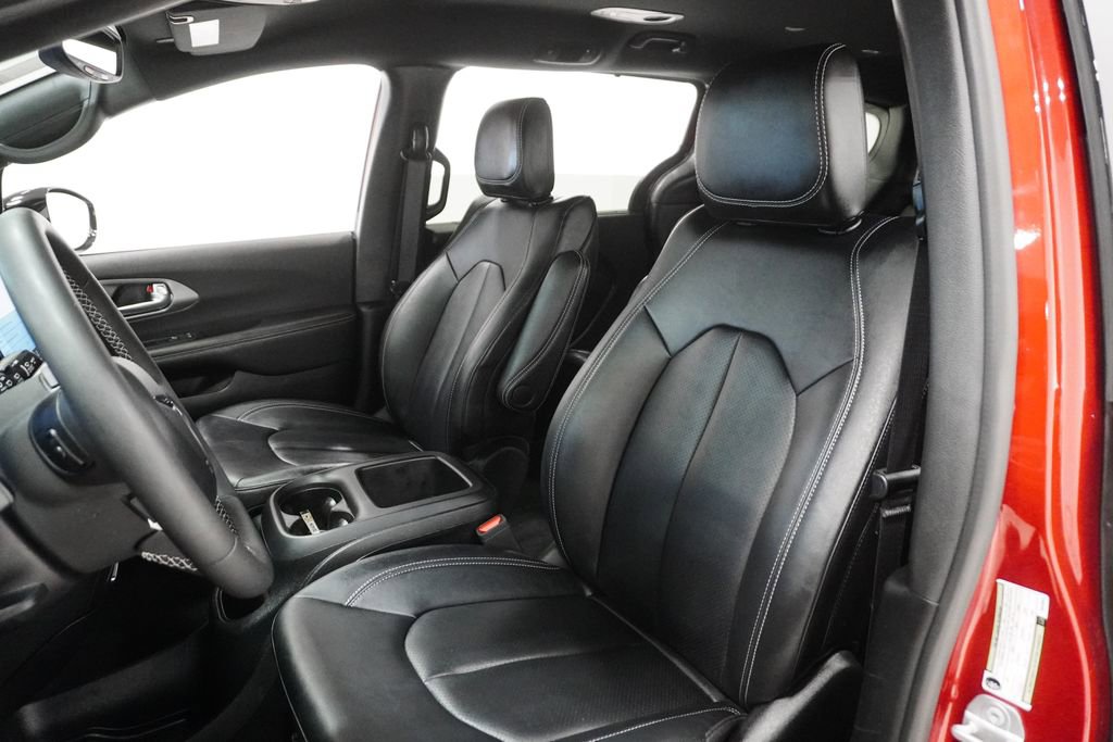 Used 2025 Chrysler Pacifica Select image 6