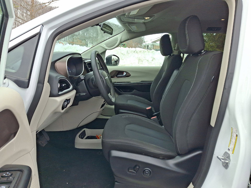 Used 2022 Chrysler Voyager LX image 14