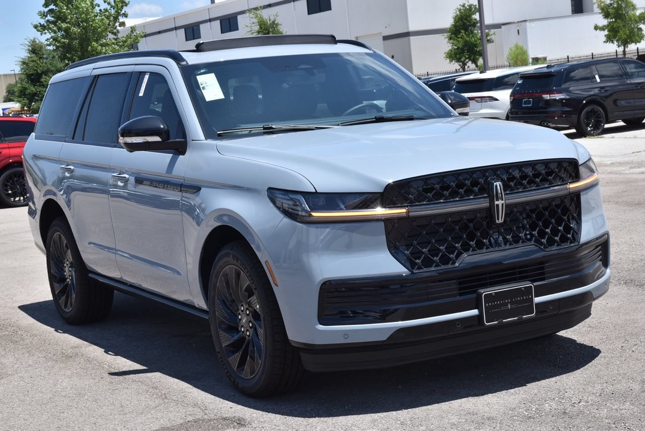 New 2026 Lincoln Navigator Reserve w/ Jet Appearance Package AWD/4WD image 3