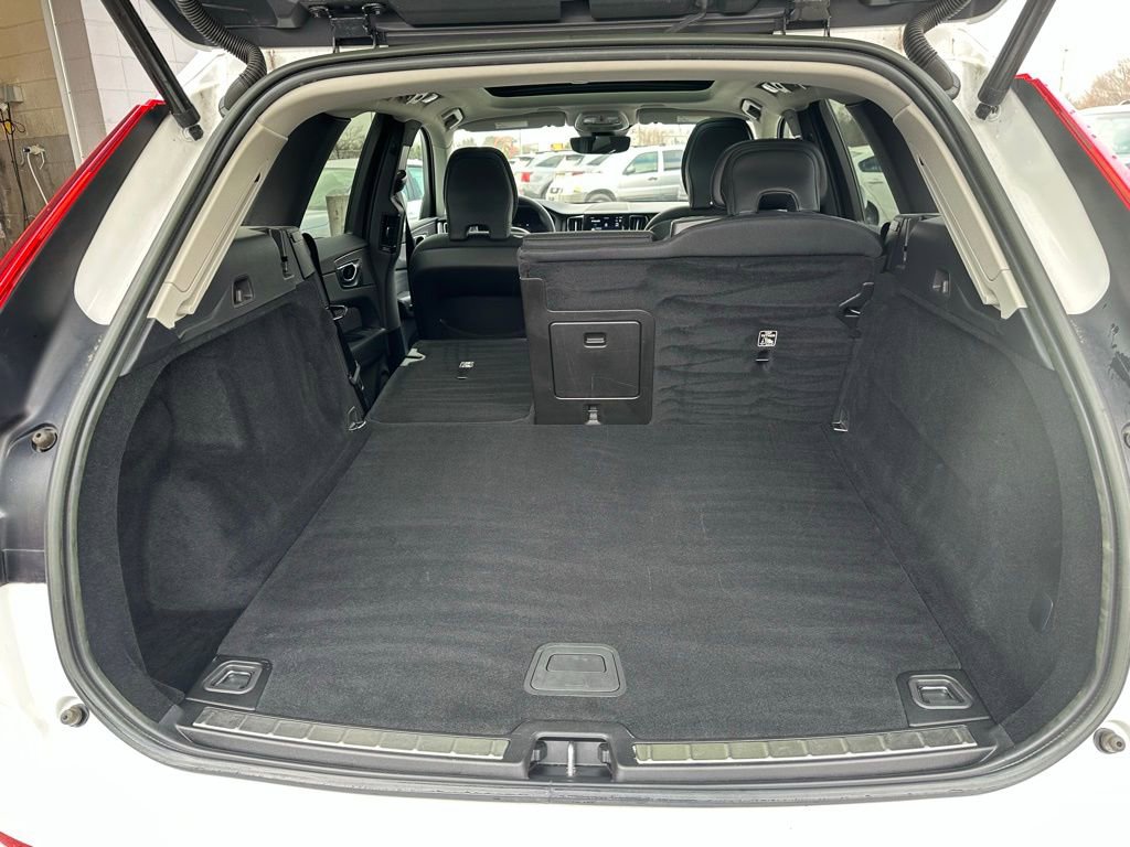 Used 2022 Volvo XC60 B5 Momentum image 34