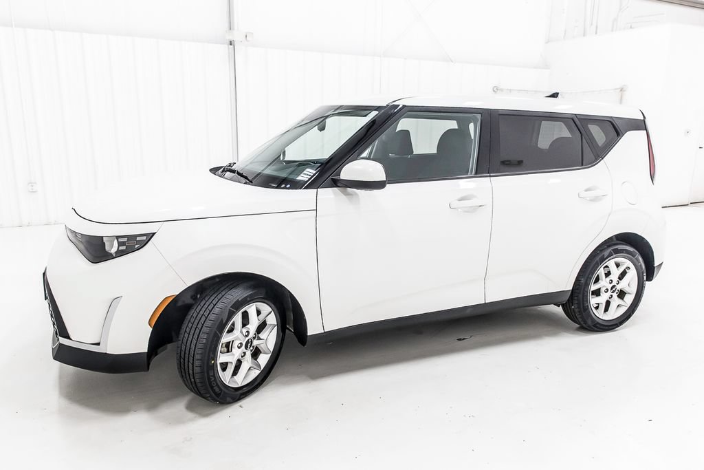 Used 2024 Kia Soul LX w/ Option Group 015 FWD image 3