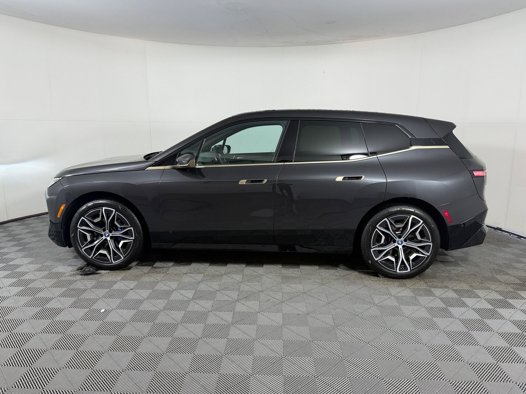 Certified 2024 BMW iX xDrive50 w/ Premium Package AWD/4WD image 2