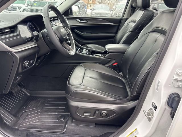 Used 2023 Jeep Grand Cherokee Limited w/ Black Appearance Package AWD/4WD image 9