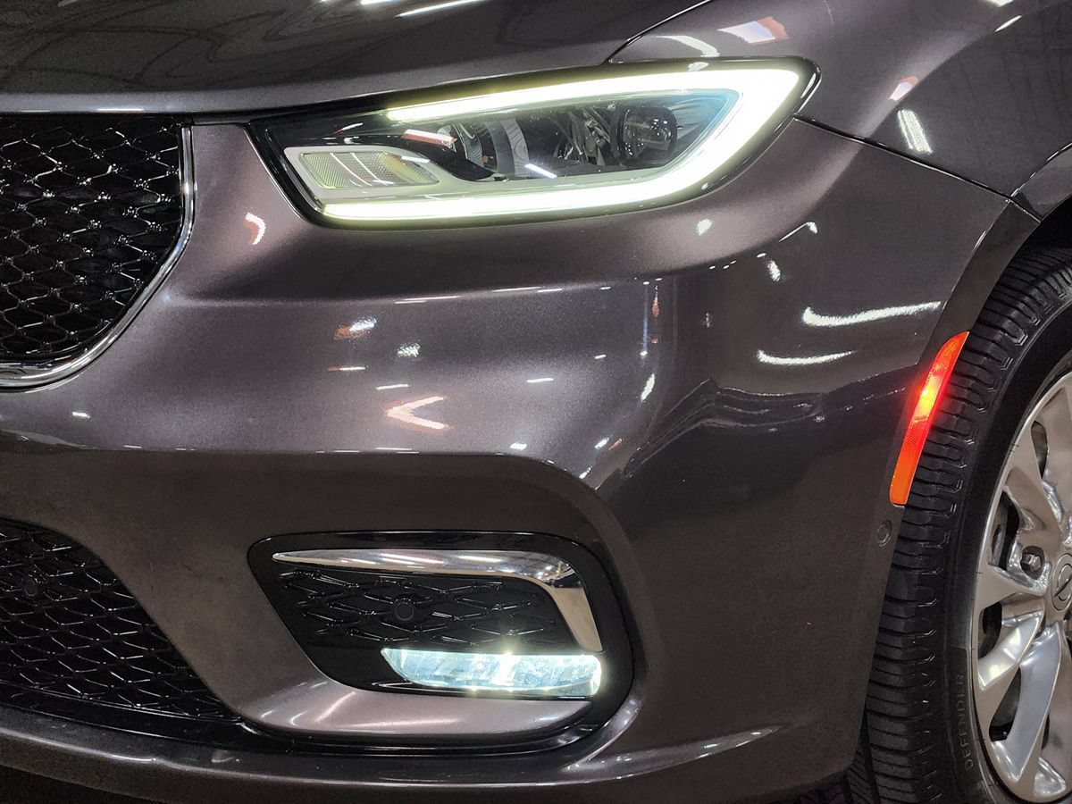 Used 2022 Chrysler Pacifica Touring-L w/ Uconnect Theater Family Group AWD/4WD image 14