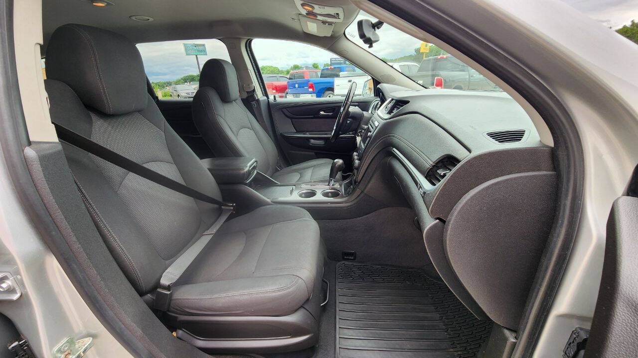 Used 2017 Chevrolet Traverse LT w/ Style and Technology Package FWD image 17