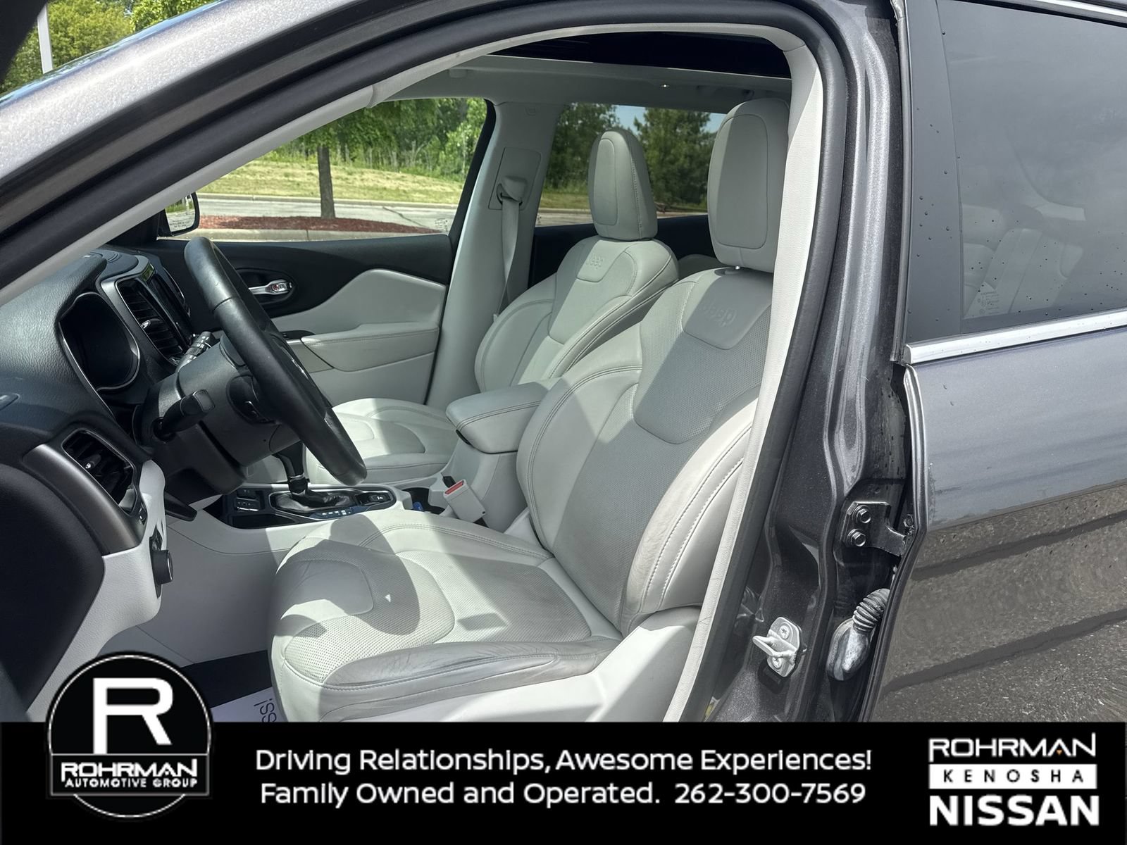 Used 2019 Jeep Cherokee Limited w/ Luxury Group FWD image 12