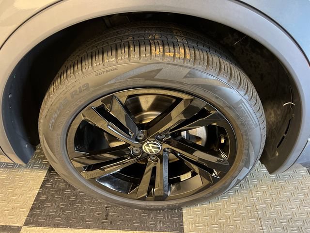 Certified 2023 Volkswagen Tiguan SE R-Line FWD image 9