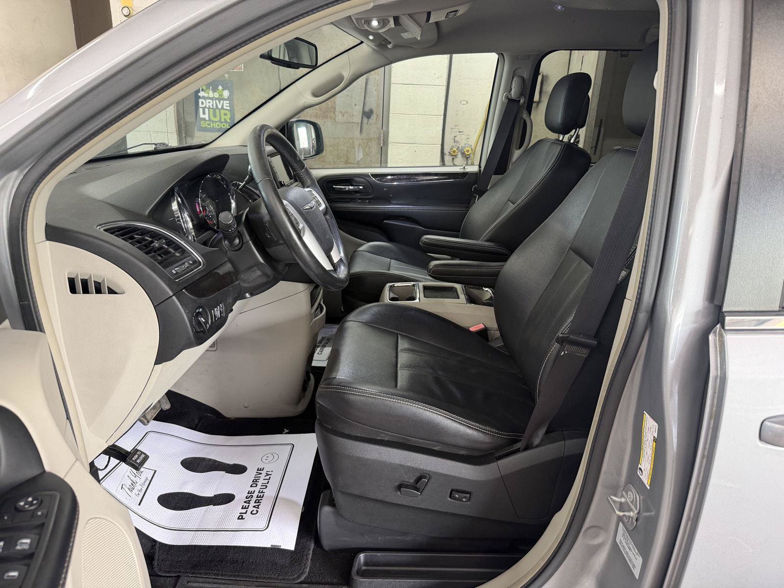 Used 2015 Chrysler Town & Country Touring FWD image 12
