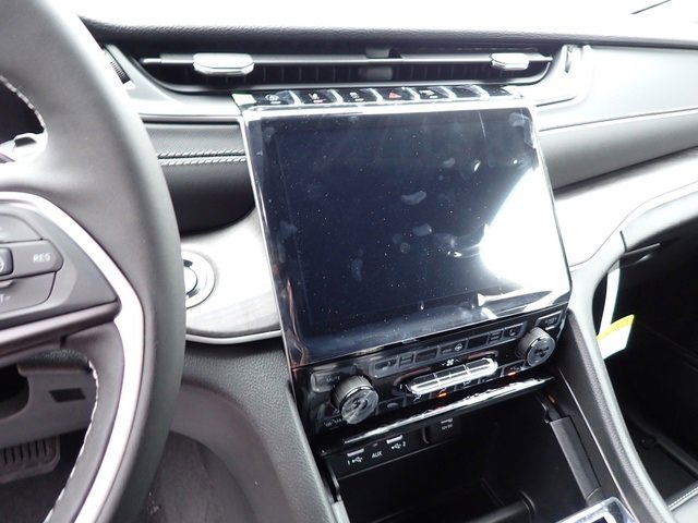 New 2025 Jeep Grand Cherokee Limited w/ Black Appearance Package image 19