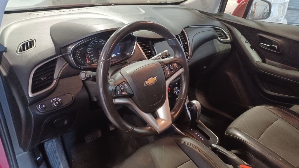 Used 2018 Chevrolet Trax LT w/ LT Convenience Package image 4