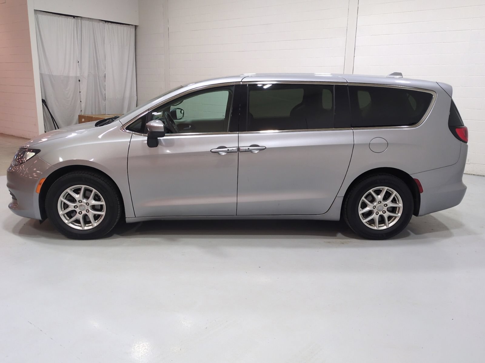 Used 2017 Chrysler Pacifica Touring FWD image 6