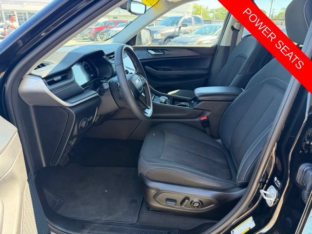 Used 2023 Jeep Grand Cherokee Laredo w/ Luxury Tech Group I AWD/4WD image 7