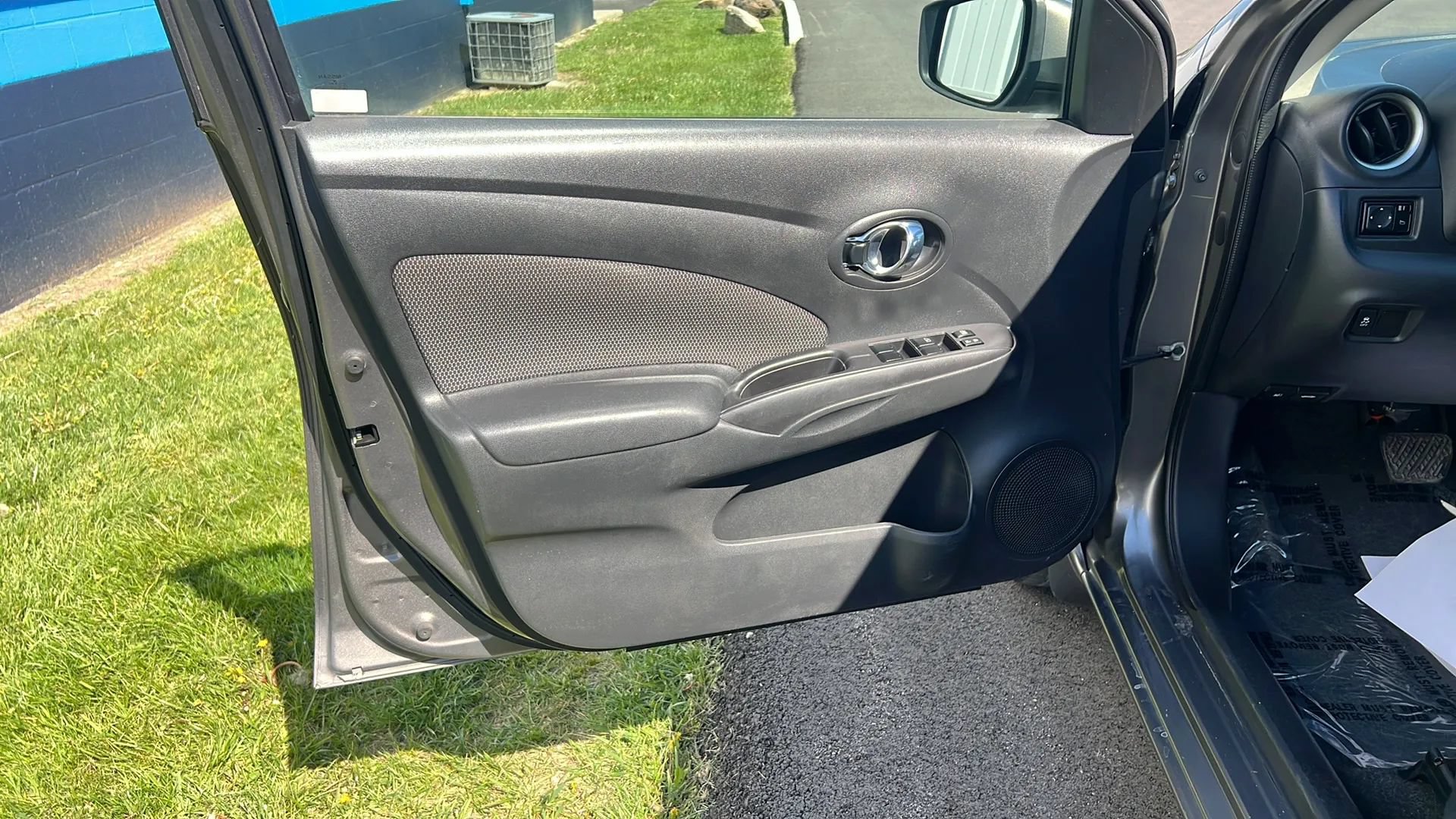 Used 2016 Nissan Versa SV FWD image 9