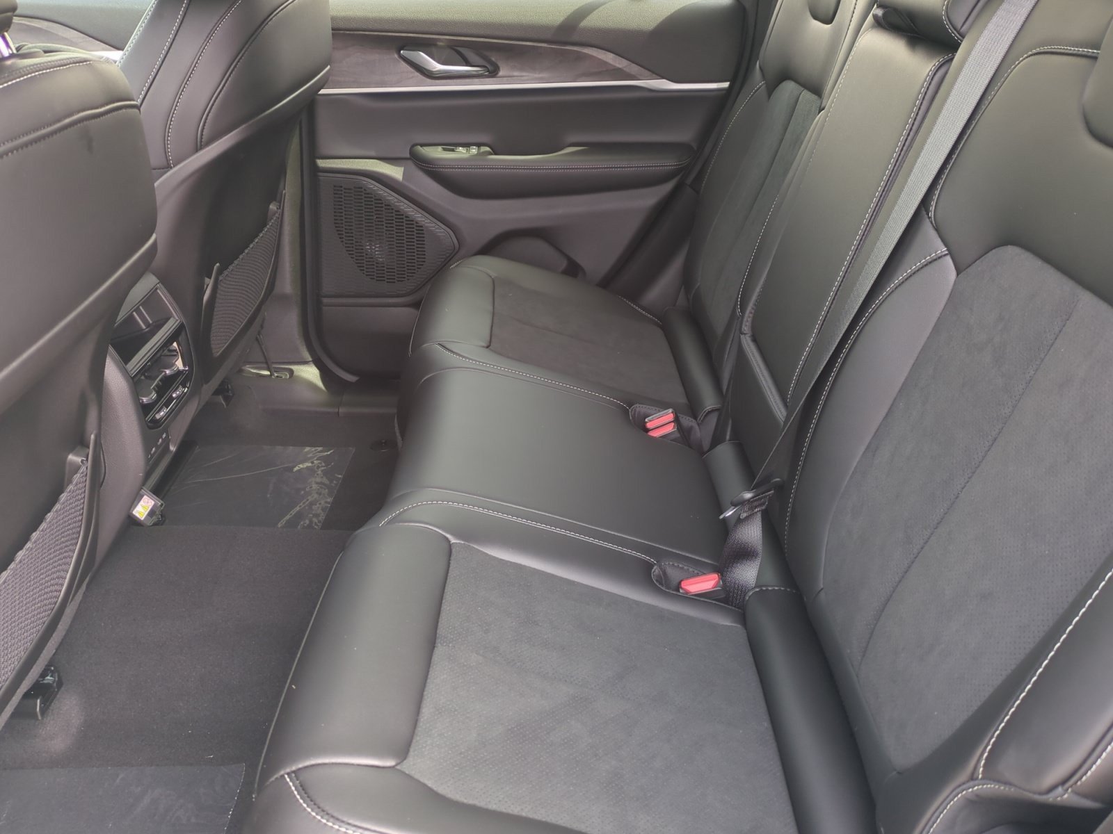 New 2026 Jeep Grand Cherokee Altitude AWD/4WD image 17