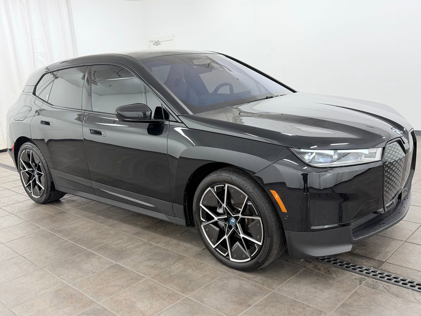 Used 2023 BMW iX xDrive50 w/ Premium Package AWD/4WD image 6