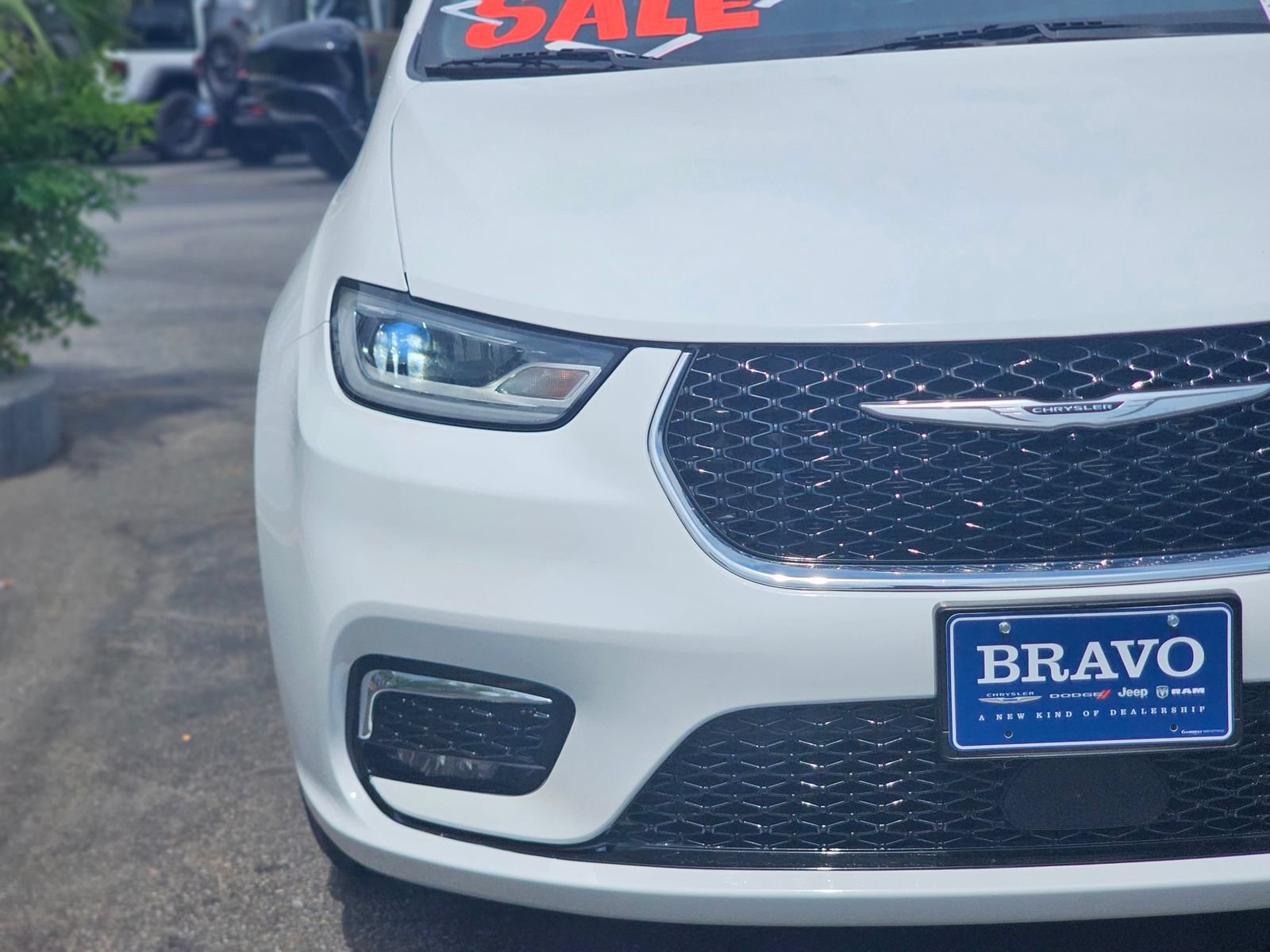 Used 2024 Chrysler Pacifica Limited FWD image 2