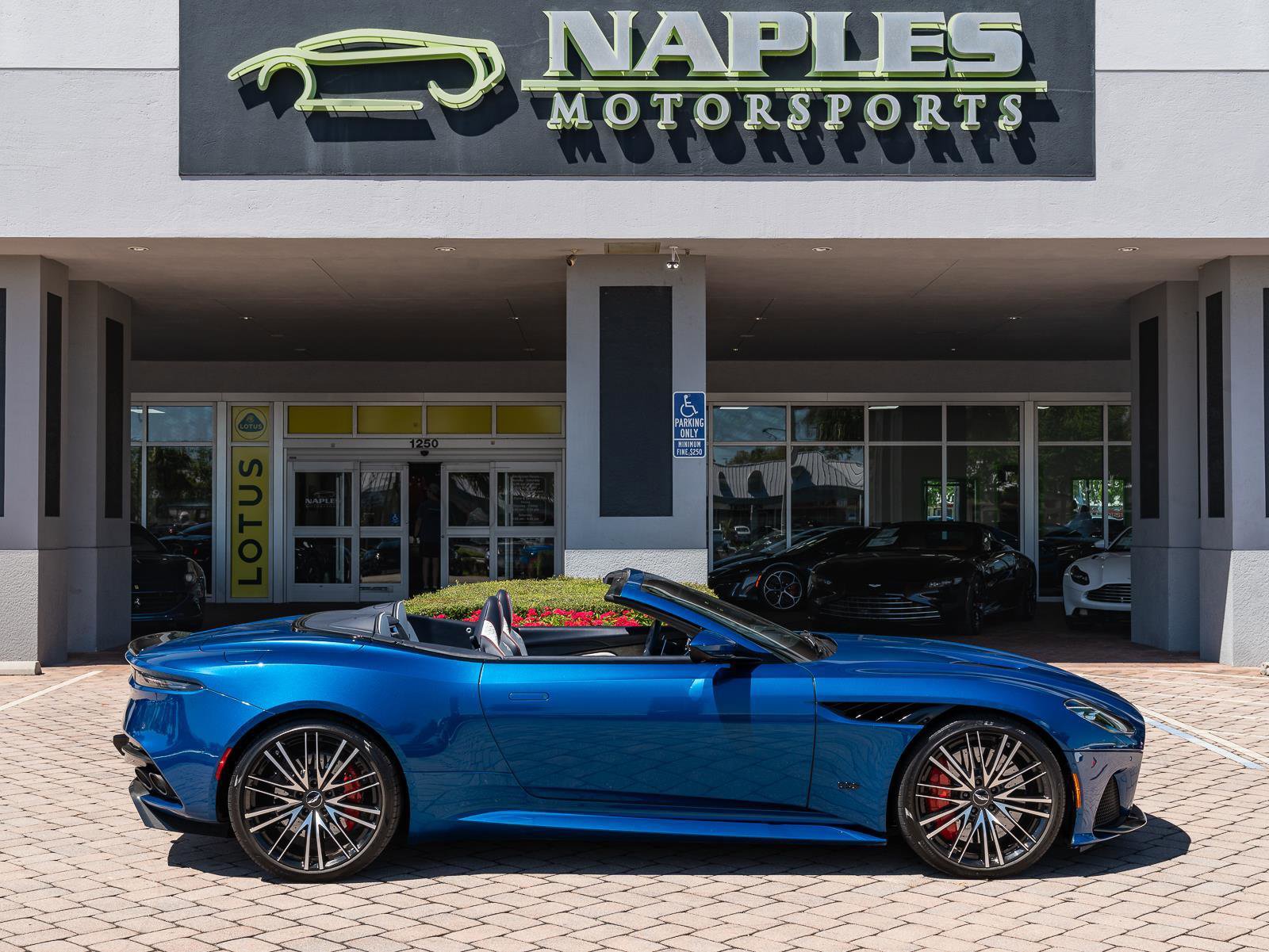 Used 2022 Aston Martin DBS Superleggera Volante image 37
