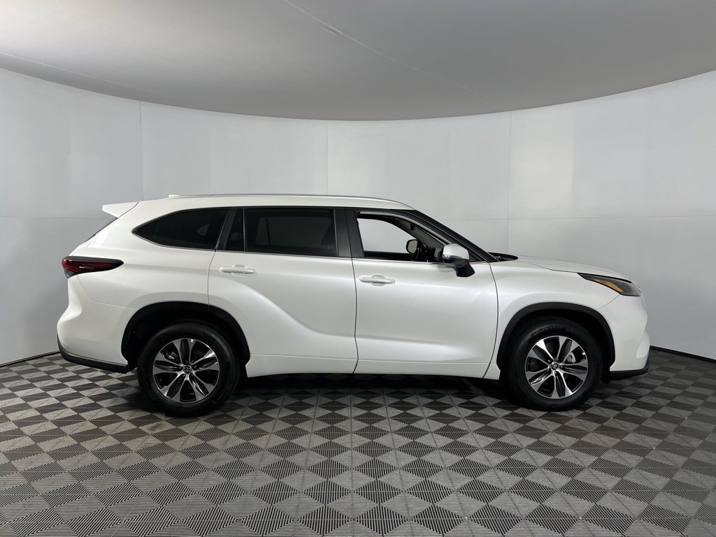 Used 2025 Toyota Highlander XLE image 3