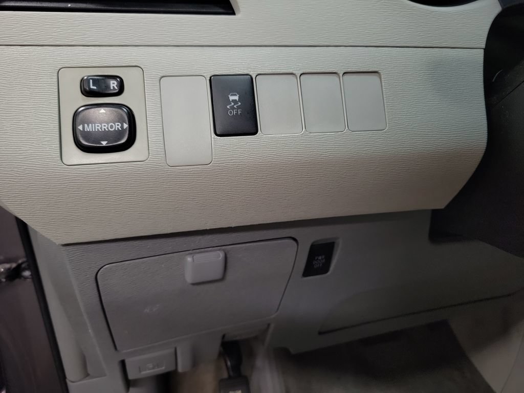 Used 2014 Toyota Sienna LE FWD image 24