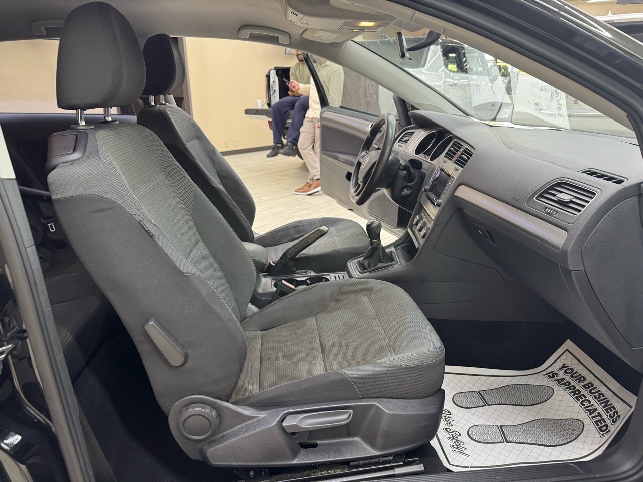 Used 2015 Volkswagen Golf S image 38